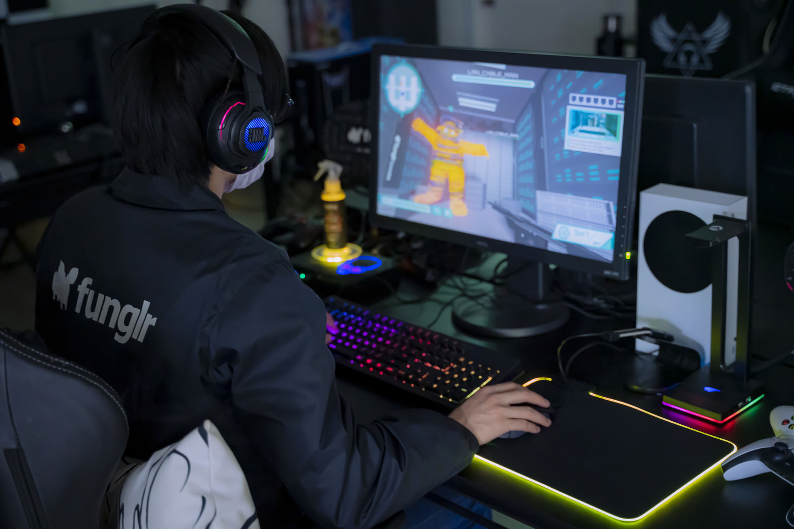 パソコンゲームをしている男性